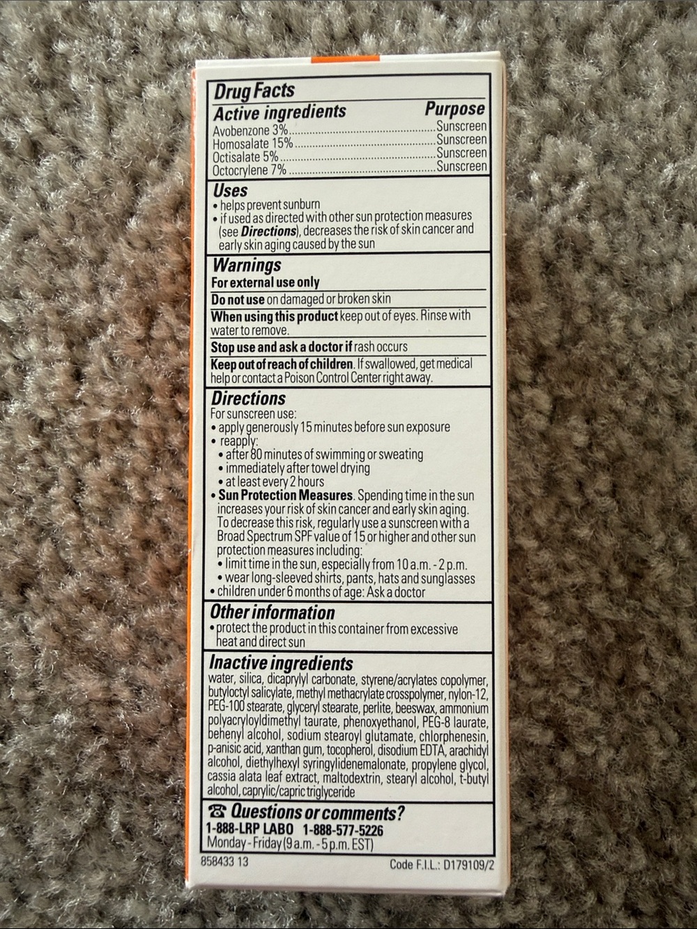 La Roche-Posay Anthelios Clear Skin Sunscreen SPF 60 - Orange/White - Picture 2 of 3